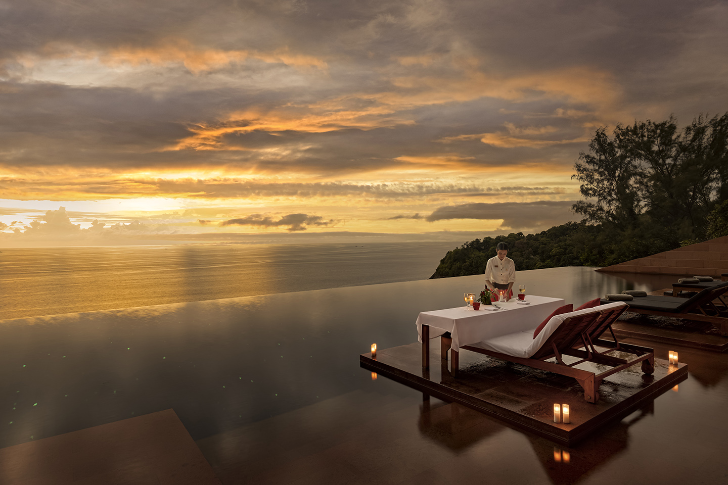 INFINITY POOL DINING