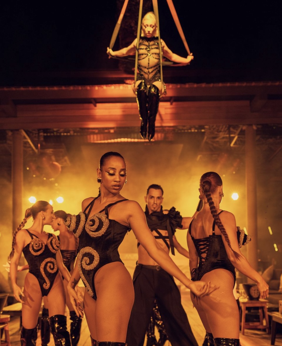 DINNER SHOW