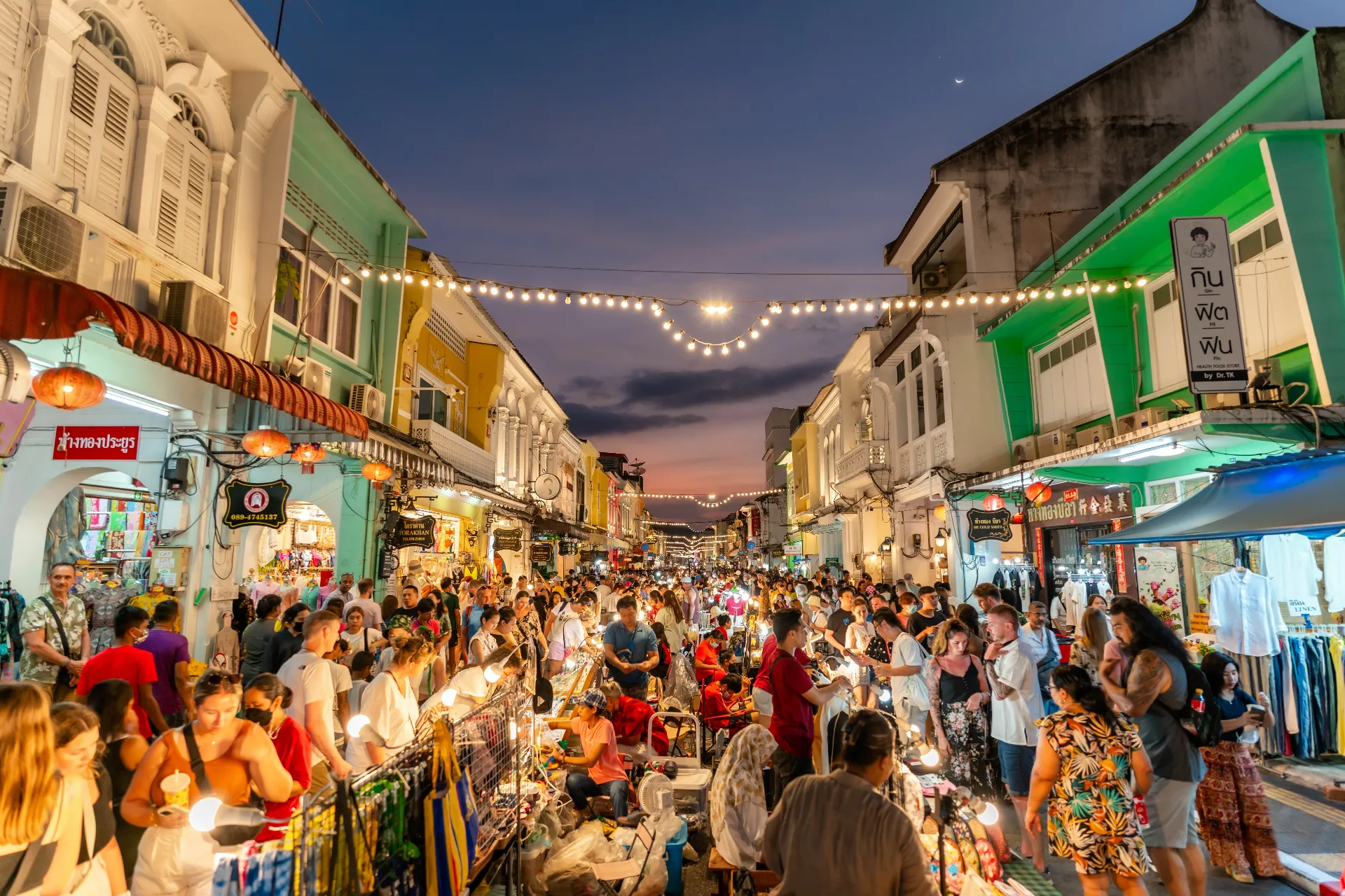 Sunday Walking Street Lard Yai